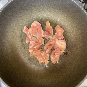鶏モモ肉を赤みがなくなるまで炒めます。
