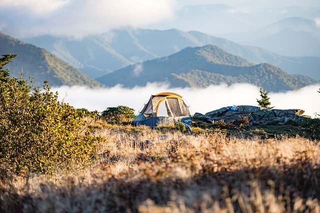 山にテントが張ってある。枯草、秋のキャンプ