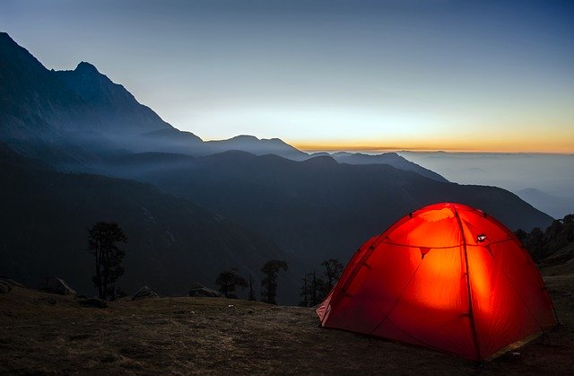 キャンプ、テント、夕方の山にテントを張って、ランタンを点ける