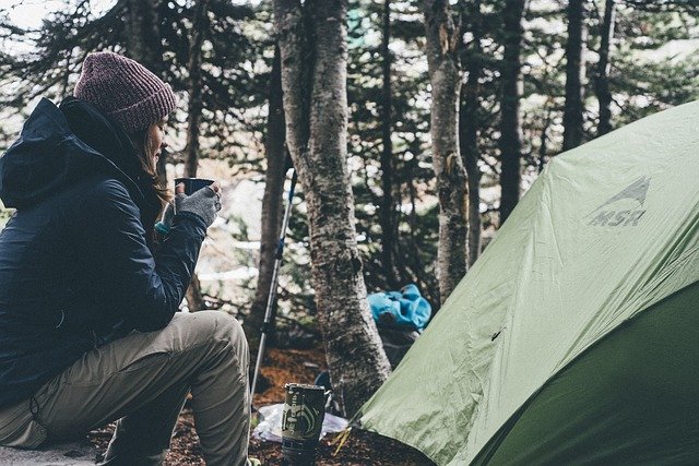 テントをはってキャンプする女性