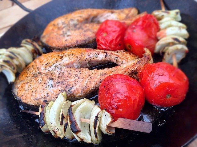 鉄製フライパンで鮭とミニトマトを焼く