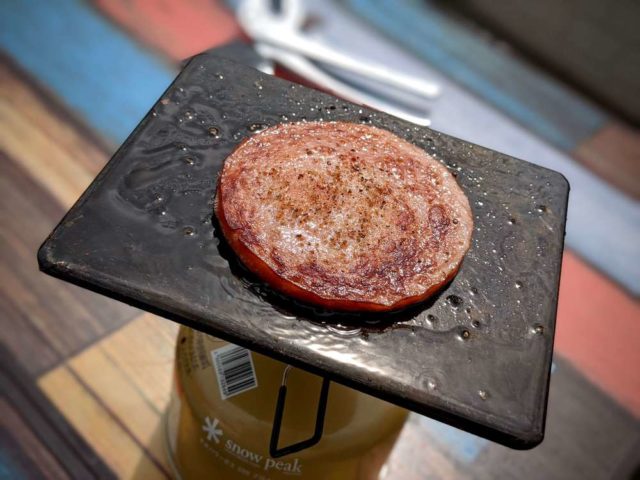 ヨコザワテッパンで料理した粗挽きハムソーセージ