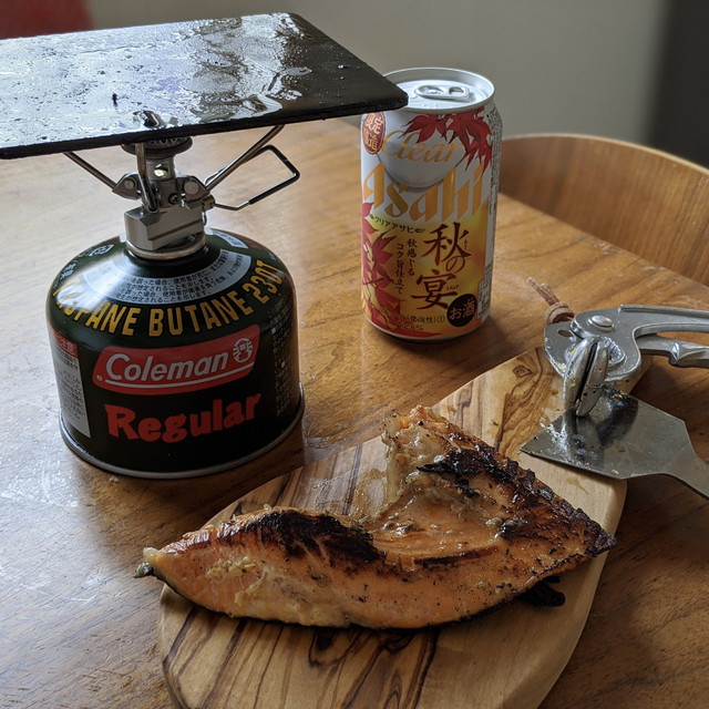 ヨコザワテッパンとギガパワーストーブ地で焼いた鮭のカマ焼き