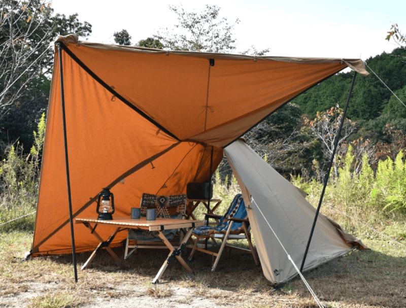 WAQ Alpha TC 1人用テント、キャンプ場を背景に