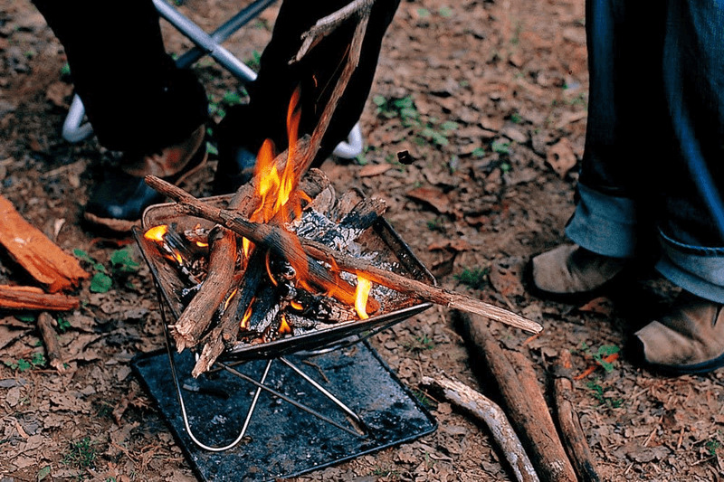 スノーピーク「焚き火台」で薪を燃やしている