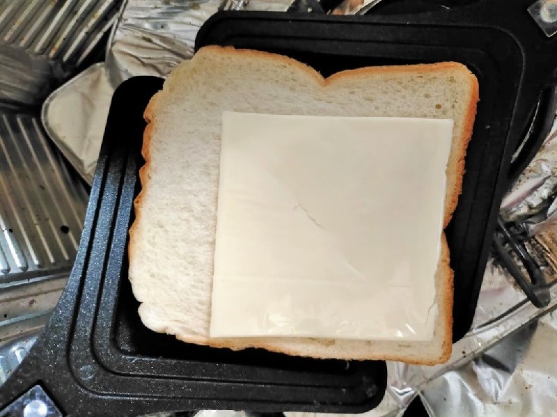 ごきげんホットサンド倶楽部「ホットサンドメーカー」パンにチーズを挟む