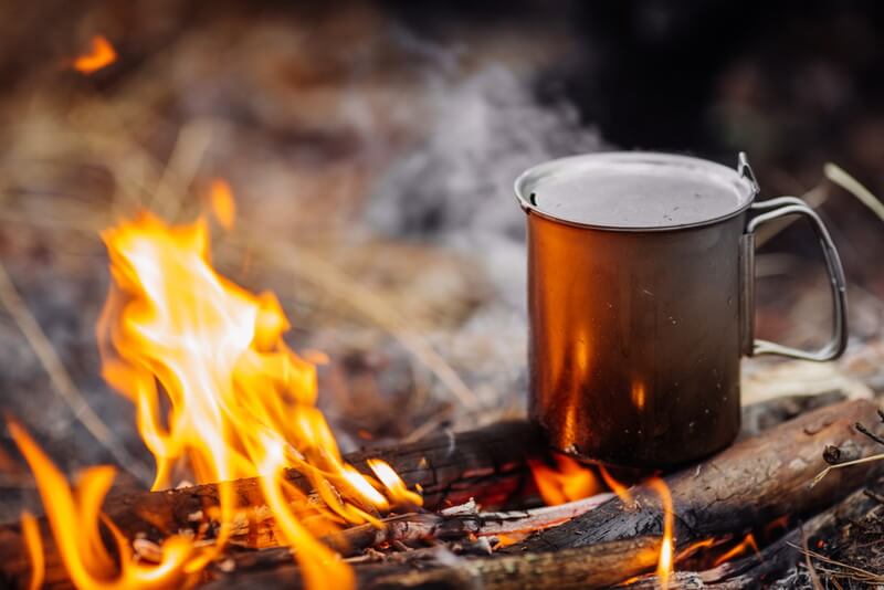 焚火で直火にかけるマグカップ