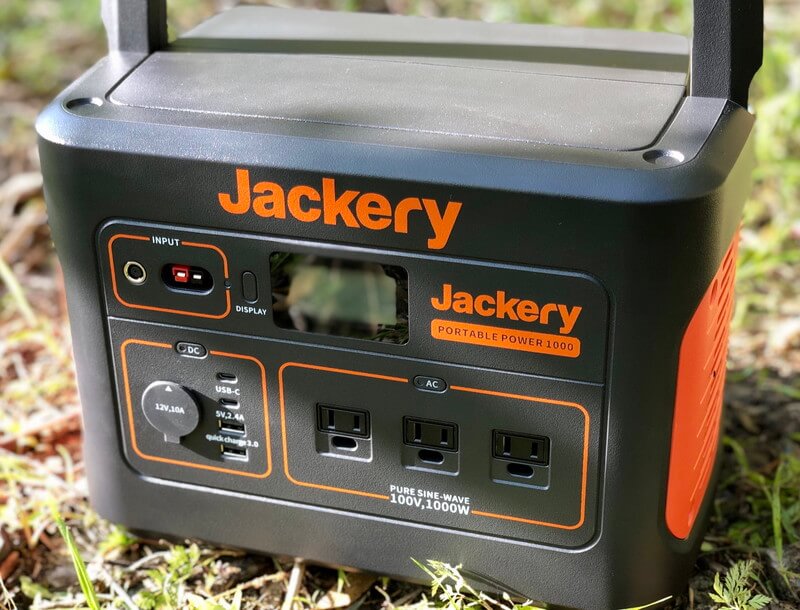 Jackeryポータブル電源1000をキャンプ場の地面に置いておいている写真。右上から寄り