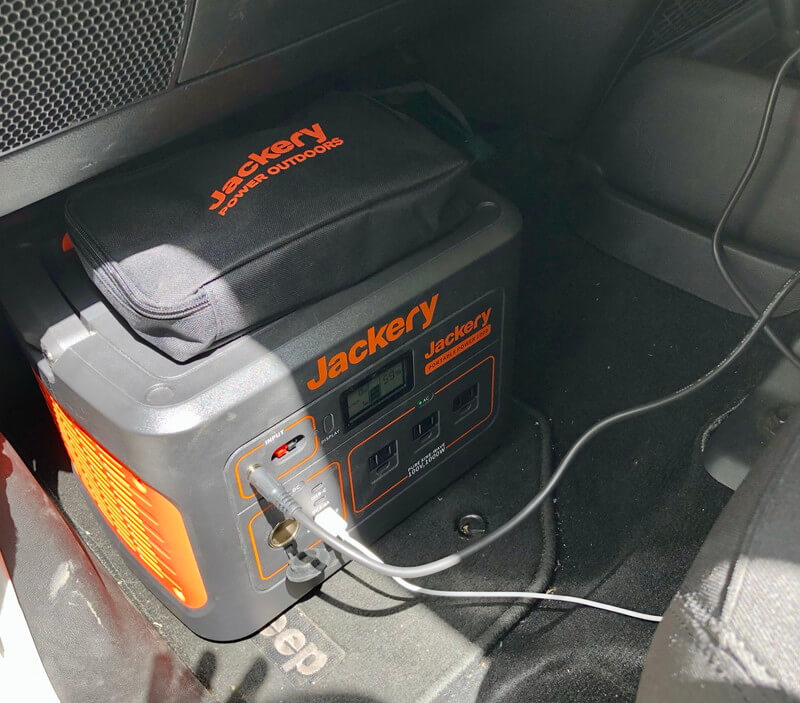 Jackeryポータブル電源1000を車のシガーソケットで充電している様子