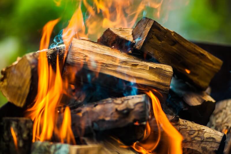 キャンプストーブ、薪ストーブの薪が燃える様子、焚き火