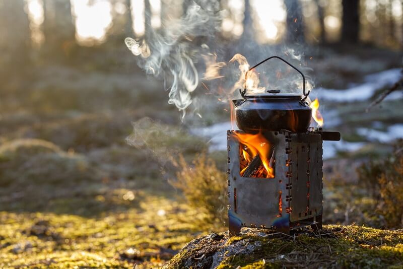 屋外キャンプで薪ストーブ、焚き火を使う様子