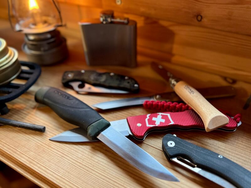 モーラナイフ‗卓上‗さまざまなナイフをランダムに並べる‗引き