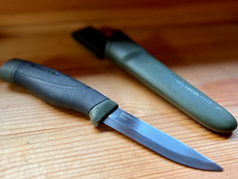 モーラナイフ‗卓上‗単体_鞘とナイフの斜め引き