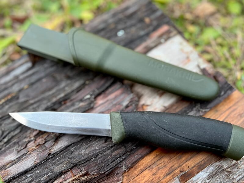 モーラナイフ‗薪の上‗鞘と平行