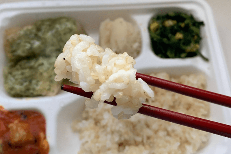 ママの給食「白身魚のフリット 大葉香る濃厚クリームソース」の玄米ご飯